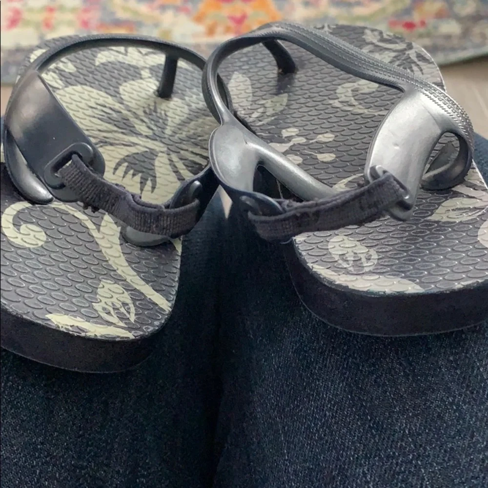 Bundle of 2 pairs Old Navy infant flip flops, sz 6